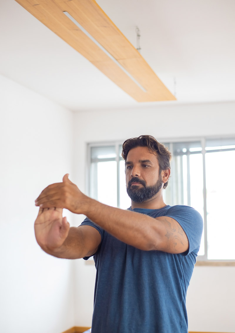 Homme faisant des étirements