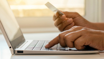 Protéger nos aînés : comment éviter les arnaques en ligne ?